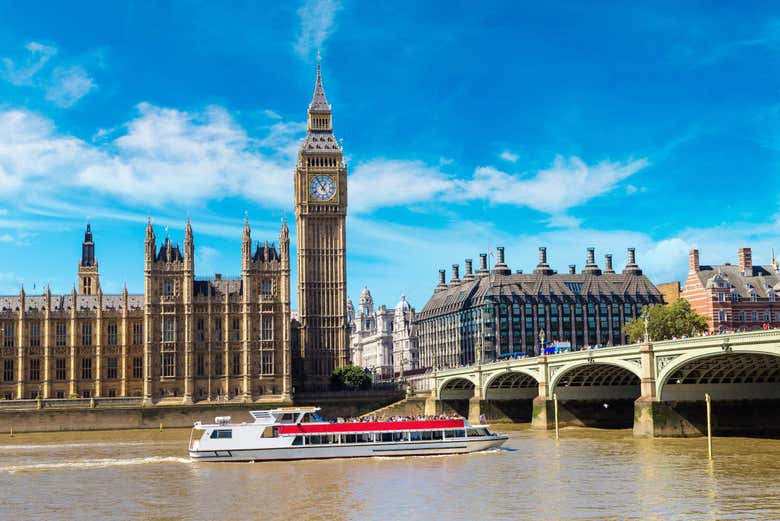 Cruising in front of the Palace of Westminster