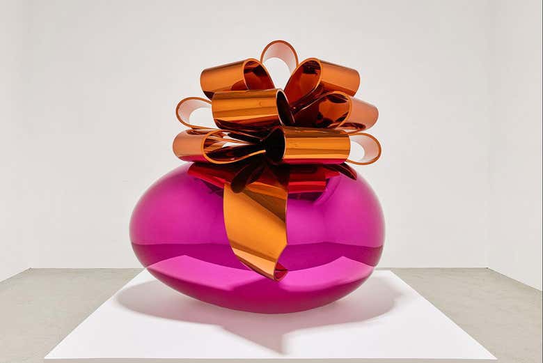 Smooth Egg with Bow by Jeff Koons