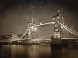 An old photo of the London Bridge from 100 years ago